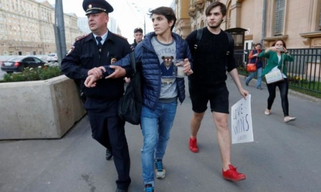 Двум москвичам не дали почтить память расстрелянніх геев