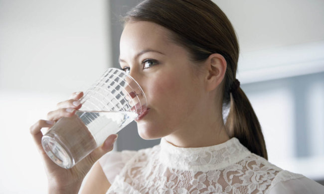 Тепла вода лікує десятки хвороб: вчені пояснили, як правильно пити