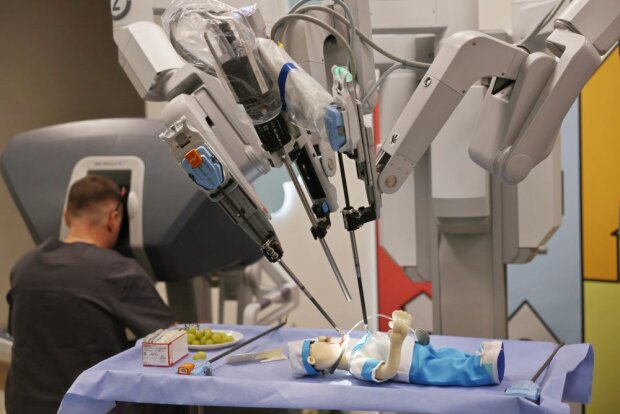 Робот-хирург Da Vinci Si / фото: Львовский городской совет