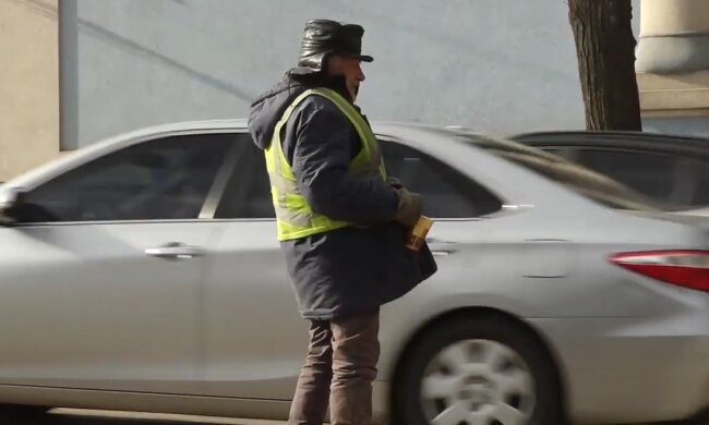 Пенсіонер на дорозі, скрін: Youtube