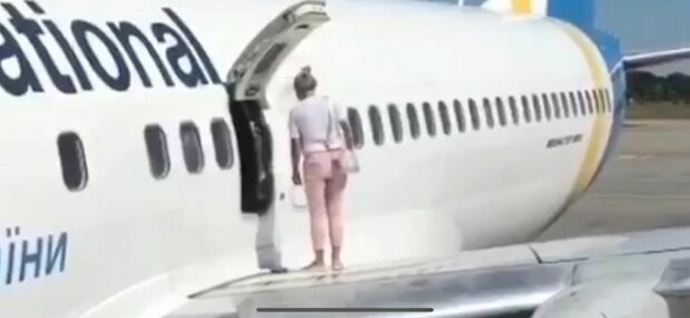 В Борисполе отчаянная женщина вскарабкалась на крыло самолета - стало жарко в салоне