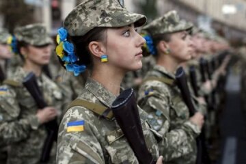 Девушки-военные: фото Укринформ