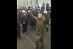 Жителі Конотопу влаштували "коридор ганьби" для окупантів і вигнали їх з міста