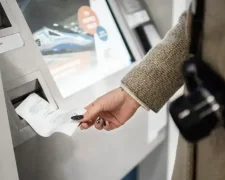 Банкомат и чек: почему нельзя выбрасывать квитанцию