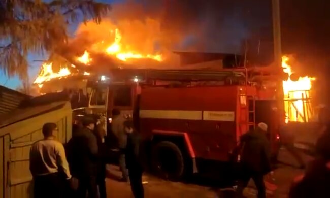 Самолет в Иркутске упал на жилой дом, кадр из видео очевидца