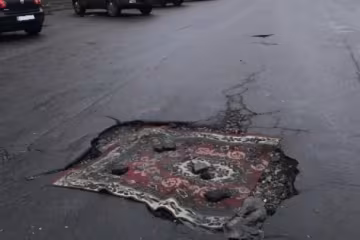 Ковер на яме в Черкассах: Facebook Справжні Черкаси