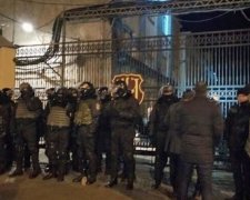 У Житомирі намагалися захопити кондитерську фабрику (фото, відео)