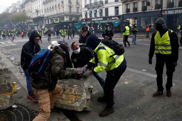 "Желтые жилеты" разносят Париж: эпичные кадры схватки с копами, сожженные авто, стрельба и сотни задержанных