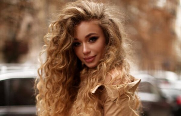 Экс-участница шоу "Холостяк" Соломко прикрыла кофтой свой "чупа-чупс": "Стоить беречь..."