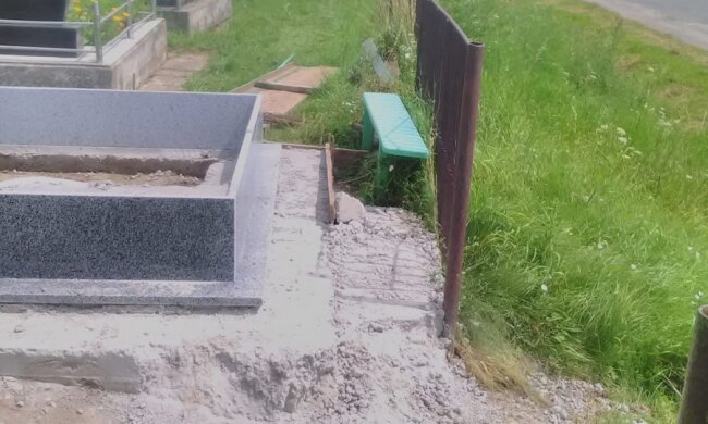 На Тернопольщине обустроили могилу на дорожке – "Как пройти процессии с гробом?"