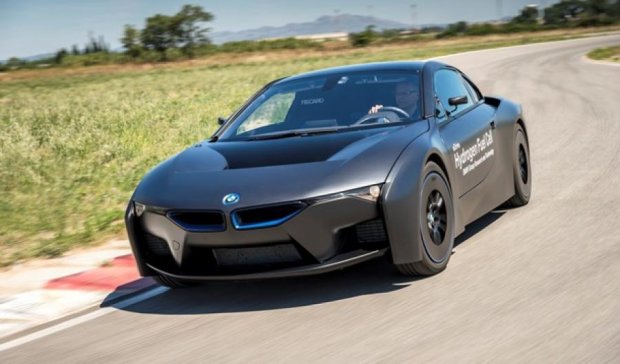 Компания BMW показала прототипы водородного хэтчбека и спорткара (фото)