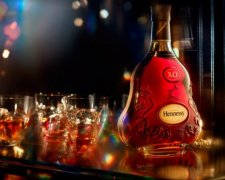 Чоловік на спір вкрав з магазину елітний коньяк