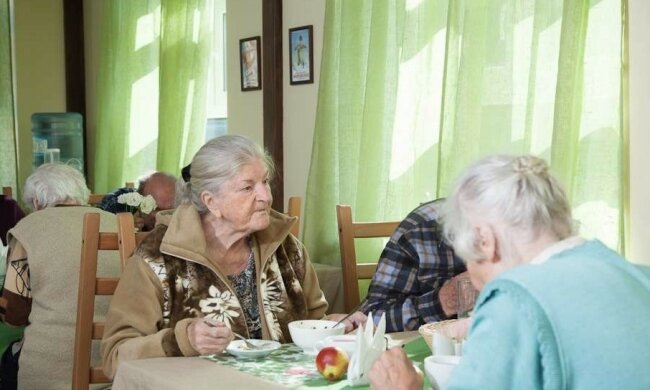 Роками не випускали на вулицю: в будинку престарілих під Вінницею накрили катів у білих халатах