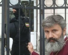 Оккупанты разграбили украинский храм и побили архиепископа