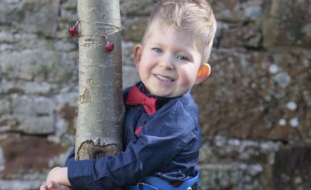 Хлопчик, який народився без мозку, не тільки вижив, а й навчився говорити, рахувати і навіть полюбив серфінг. Медики повірили в чудо