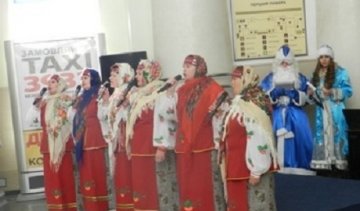 Дід Мороз і Снігуронька зустріли пасажирів на вокзалі
