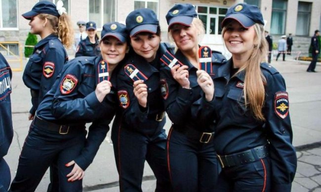 Російську поліцейську звільнили через скандальну славу в мережі: відео