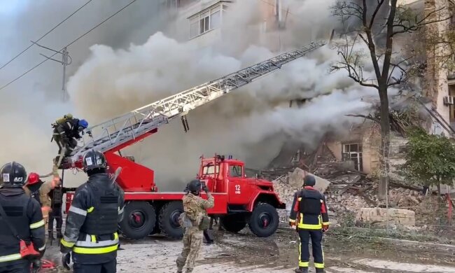 Спасатели извлекают людей из-под завалов в столице