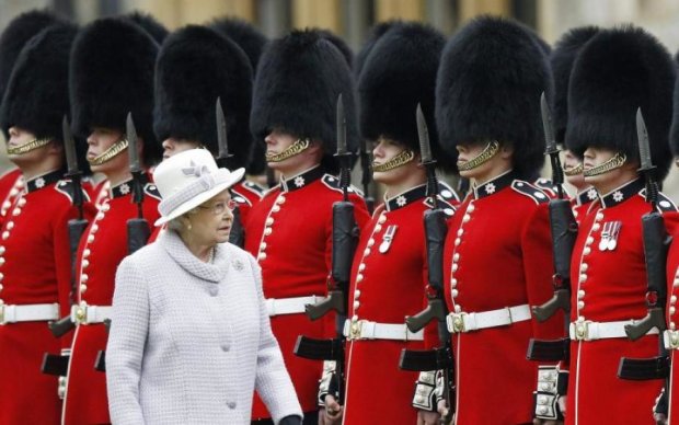 Британская армия подарила королеве фильм для взрослых