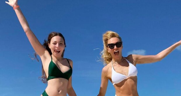 Оля Полякова с дочкой-копией устроили жаркую примерку бикини на пляже: "В Мексике теперь еще горячее"