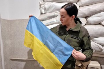 Нацгвардійка Марія поза службою шиє прапори України