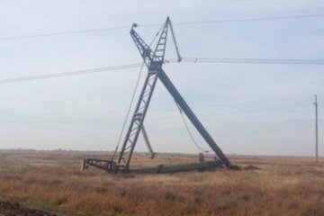 Знову на Херсонщині підірвали опори, які забезпечують електрикою Крим (фото)
