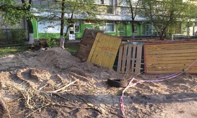 У столиці за ніч вкрали алею дерев (фото)