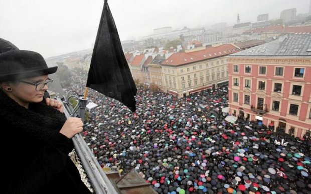 Бандера тоже при деле: польские женщины массово вышли на улицы
