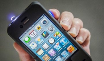 Чехол iPhone с электрошокером предложили изобретатели