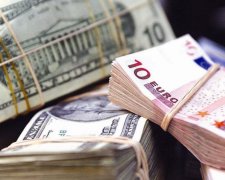 Курс валют на 8 августа: долар отступил за психологическую отметку