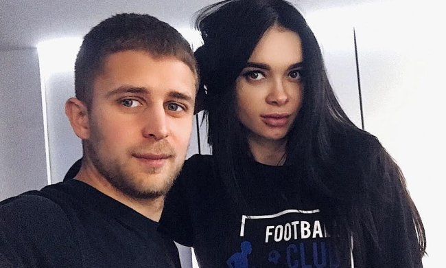 Дружина форварда збірної України відпочиває на Балі: попа потріскалася