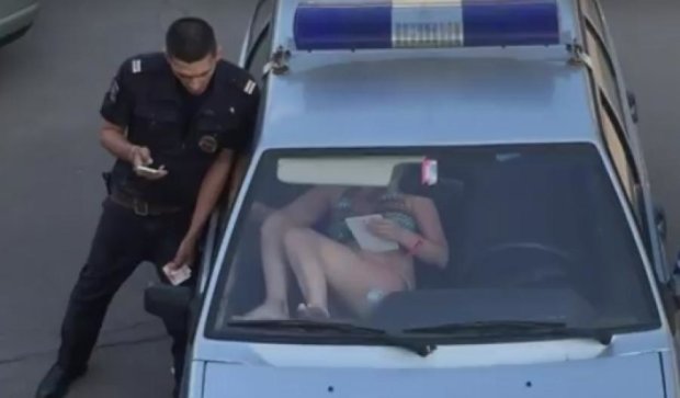 Голая россиянка сбежала из полицейского авто (ВИДЕО)