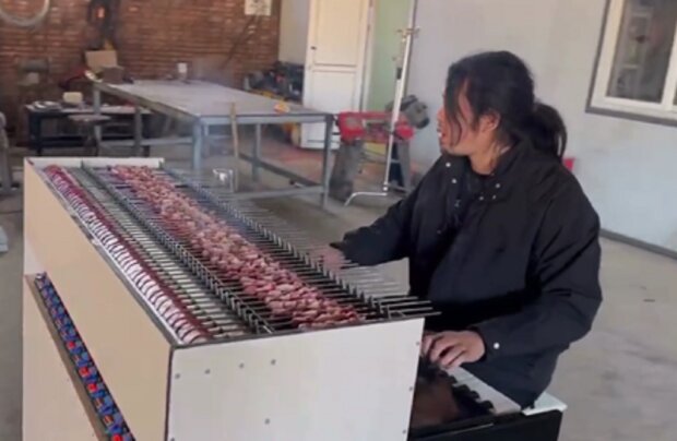 Пианино-мангал. Фото: скриншот видео