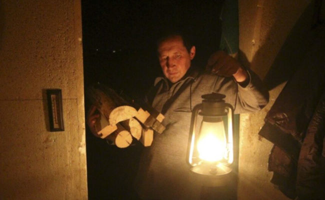 Людина під час відключення світла