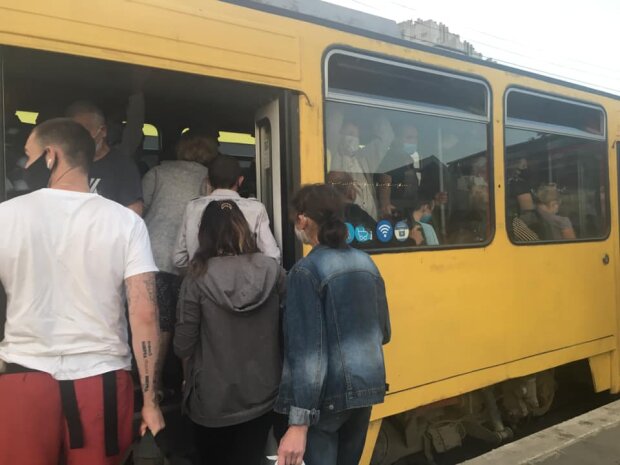Львів'яни наплювали на карантин і "затрамбувалися" в трамваї: "Для чого цей цирк?"