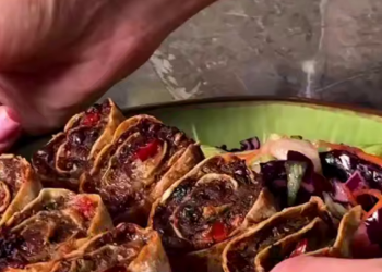 Шашлычки в лаваше, кадр из видео