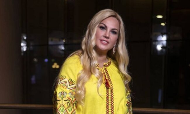 Камалія пофліртувала з красунчиком на очах у старіючого чоловіка: "Любий"