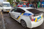 У Чернівцях п'яний водій "поцілував" двері філармонії: скандальний момент потрапив на відео