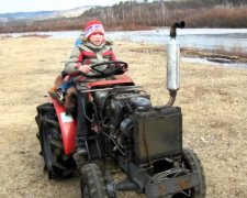 Важкі травми: батько пустив за кермо малу дитину