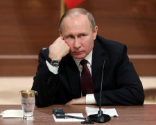 Путин взялся лапать детей на кладбище: Россия на ушах, дикое видео