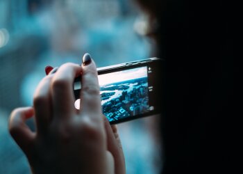 смартфон в руках, фото Pxhere