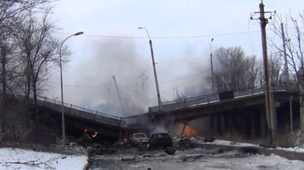 Путінські найманці підірвали залізничний міст в Донецьку, фото, відео