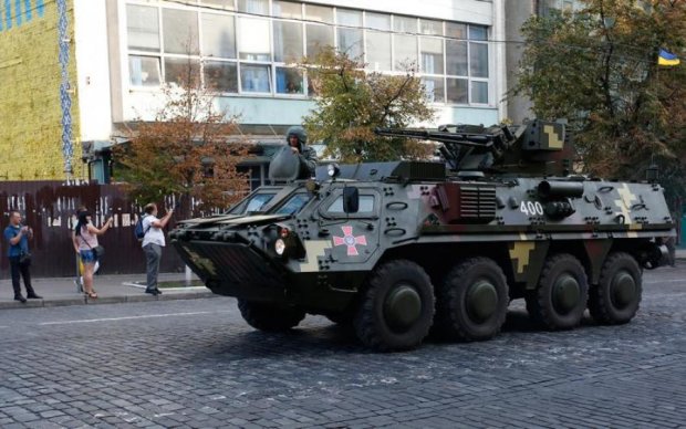 Застрягли намертво: бронетехніка заблокувала київські вулиці