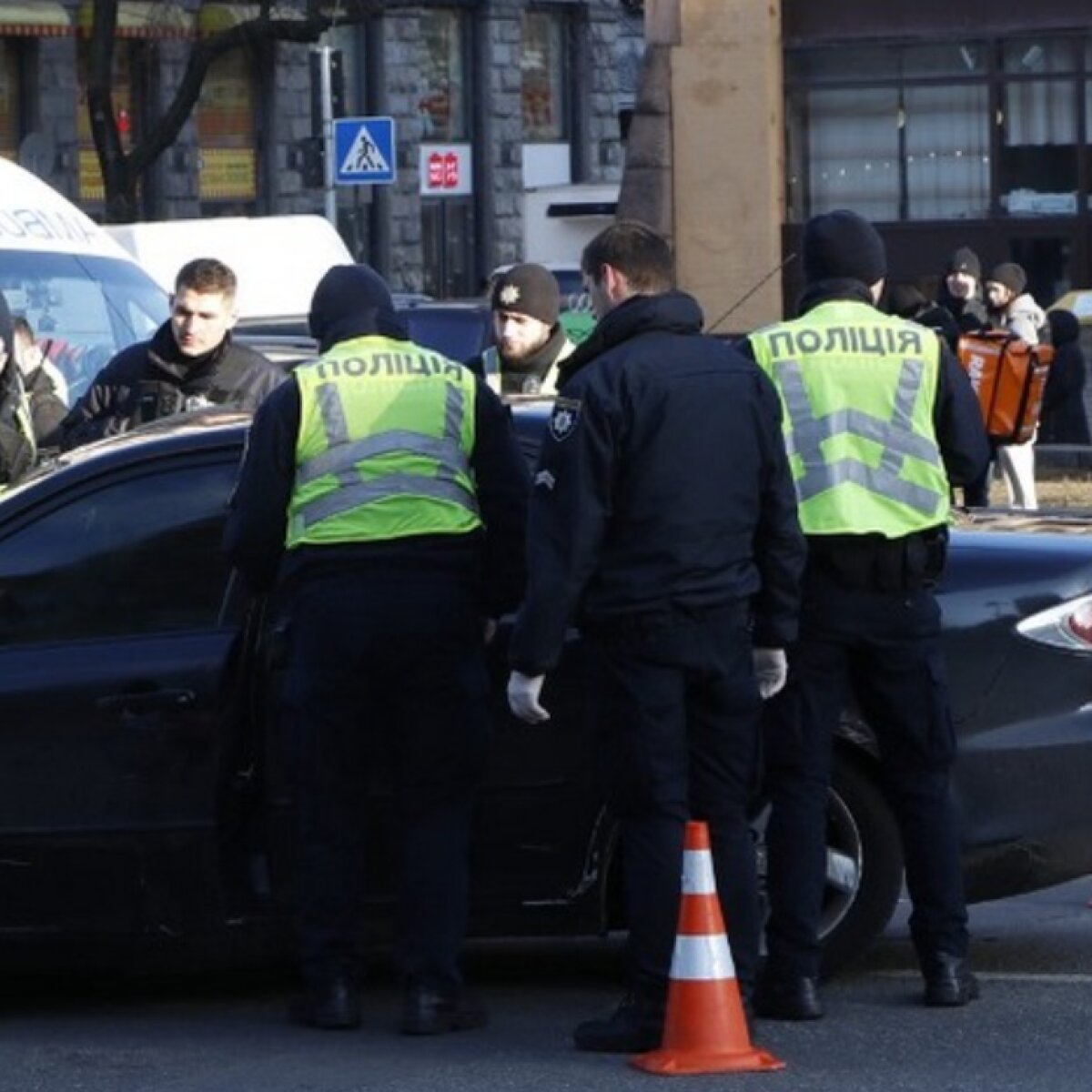 Руки вверх, выйдите из авто: что не имеет права требовать полицейский на  украинских дорогах - ЗНАЙ ЮА