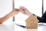 Ключи от квартиры и документы на сделку с недвижимостью