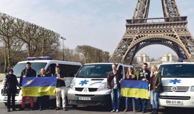 Студенты из Франции подарили бойцам АТО две скорые