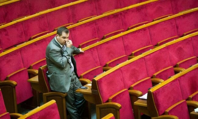 Массовый прогул: Сколько депутатов не вышли на работу