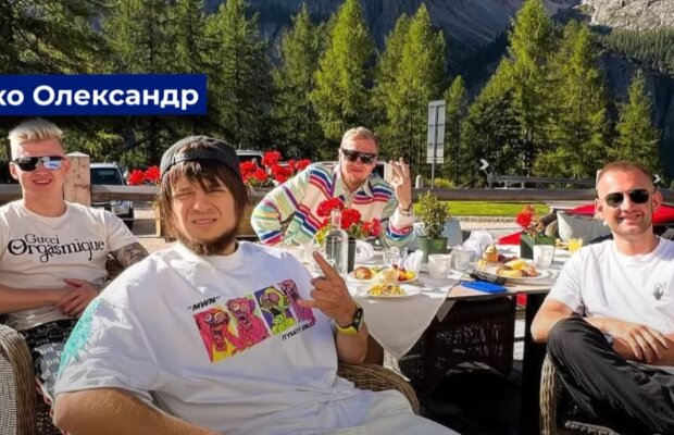 Олександр Слобоженко та його друзі на відпочинку / фото: знімок екрану Youtube