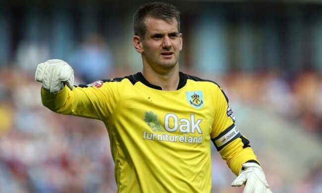 Английский вратарь невероятным образом спас команду (видео)