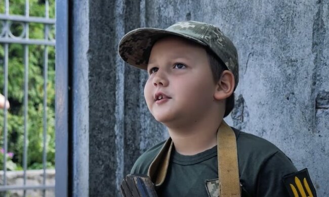 7-летний школьник из Сум охраняет военкомат. Фото скриншот из Youtube